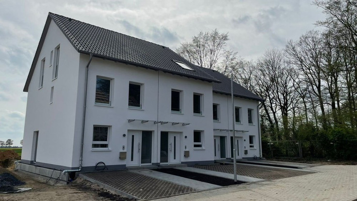 Buy Terrace house, House in -Eckel (Rosengarten) - Eichenstraße, Eichenstraße