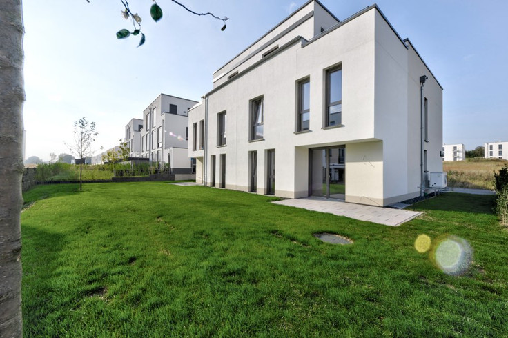 Buy Semi-detached house, Villa, House in Wiesbaden-Bierstadt - Apfelgärten Villa, Anhalterweg