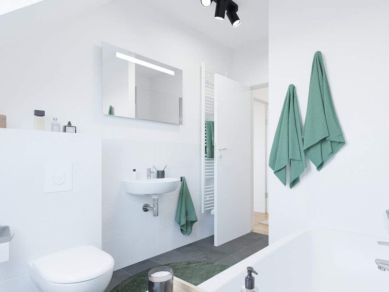 Modern gefliestes Bad mit Badewanne und bodengleicher Dusche