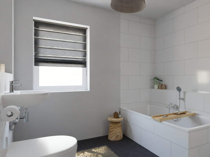 Modern gefliestes Tageslichtbad mit Badewanne und Dusche