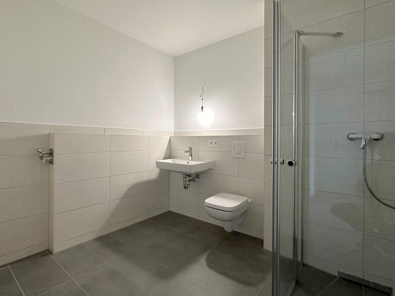 Modern gefliestes Bad mit Badewanne und bodengleicher Dusche