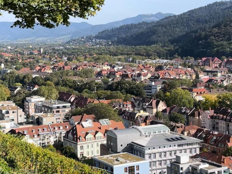 Ausblick vom Schlossberg in die Rheinebene