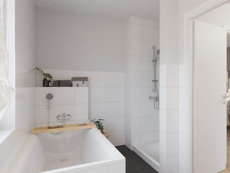 Modern gefliestes Tageslichtbad mit Dusche und Badewanne