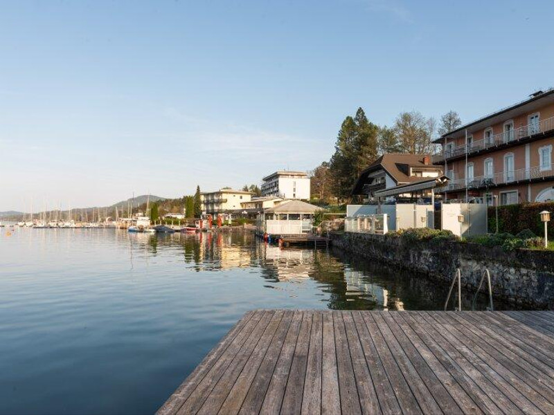 Eigentumswohnung im Zentrum von Velden mit privatem Seezugang.