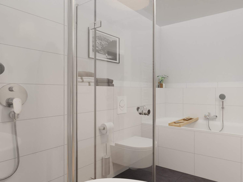 Modern gefliestes Badezimmer mit bodengleicher Dusche und Badewa