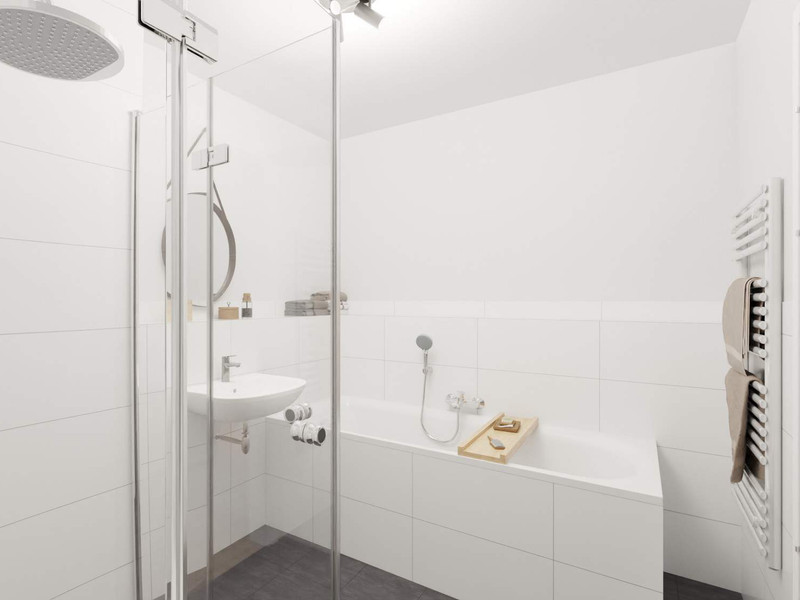 Modern gefliestes Badezimmer mit bodengleicher Dusche und Badewa