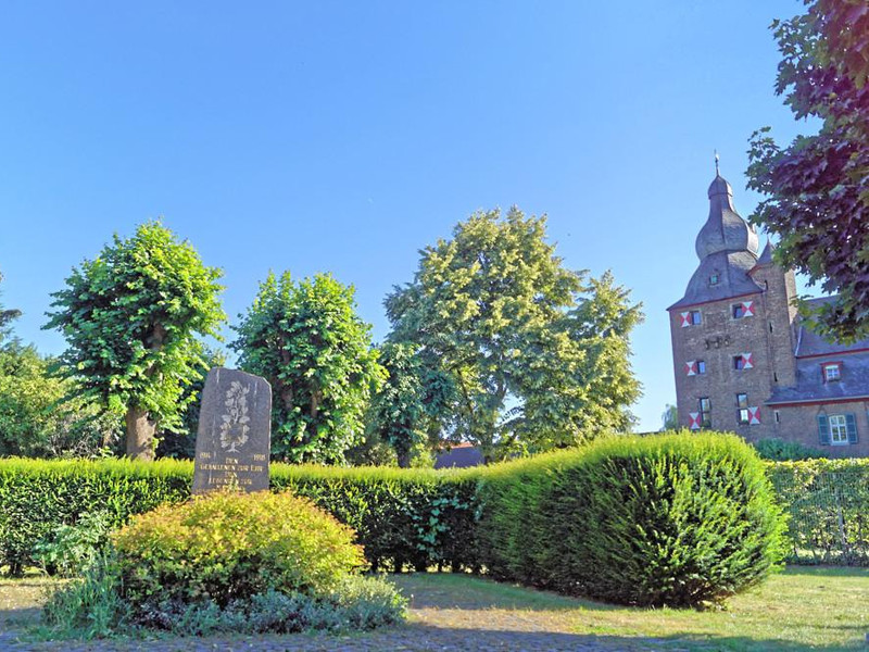 Die Burg Efferen in Ihrer neuen Nachbarschaft