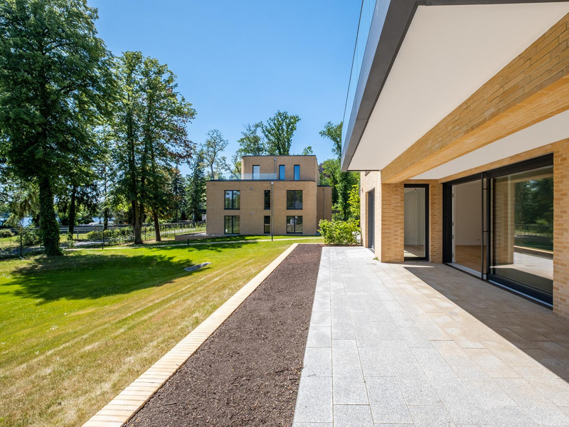 Große Terrasse mit Beet