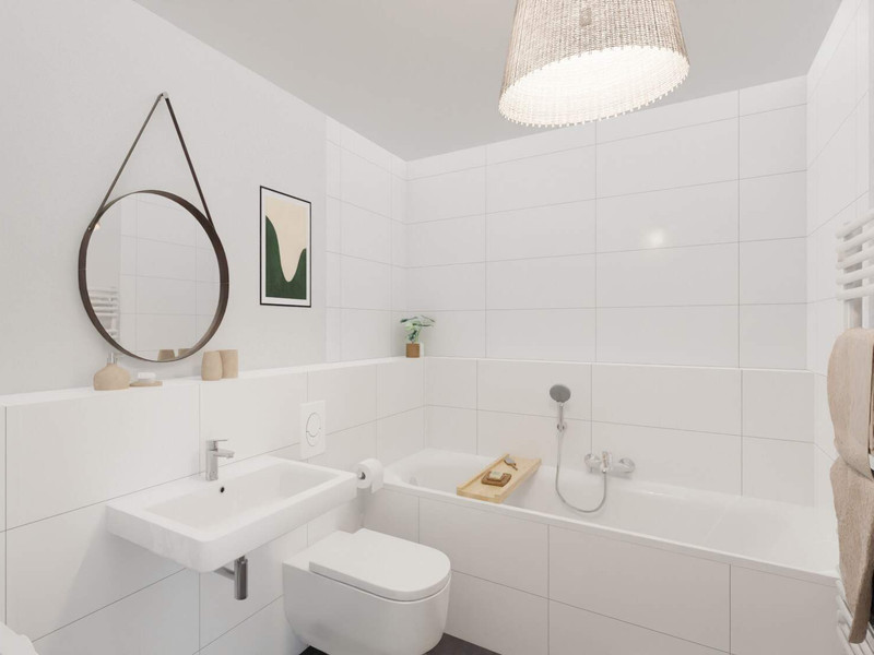 Modern gefliestes Badezimmer mit Badewanne