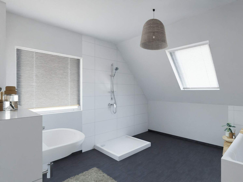 Modern gefliestes Bad mit Badewanne und Dusche