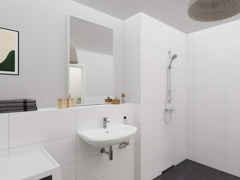 Modern gefliestes Badezimmer mit bodengleicher Dusche