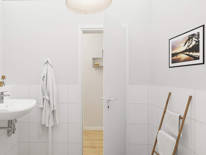 Modern gefliestes Badezimmer mit Badewanne